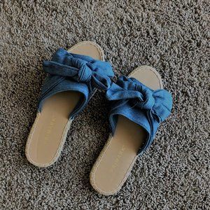 Slippers with bow